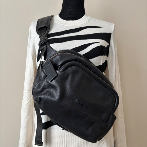 Black Leather Crossbody Messenger Bag of the Italian brand ViC MATIE. - Picture 10 of 10